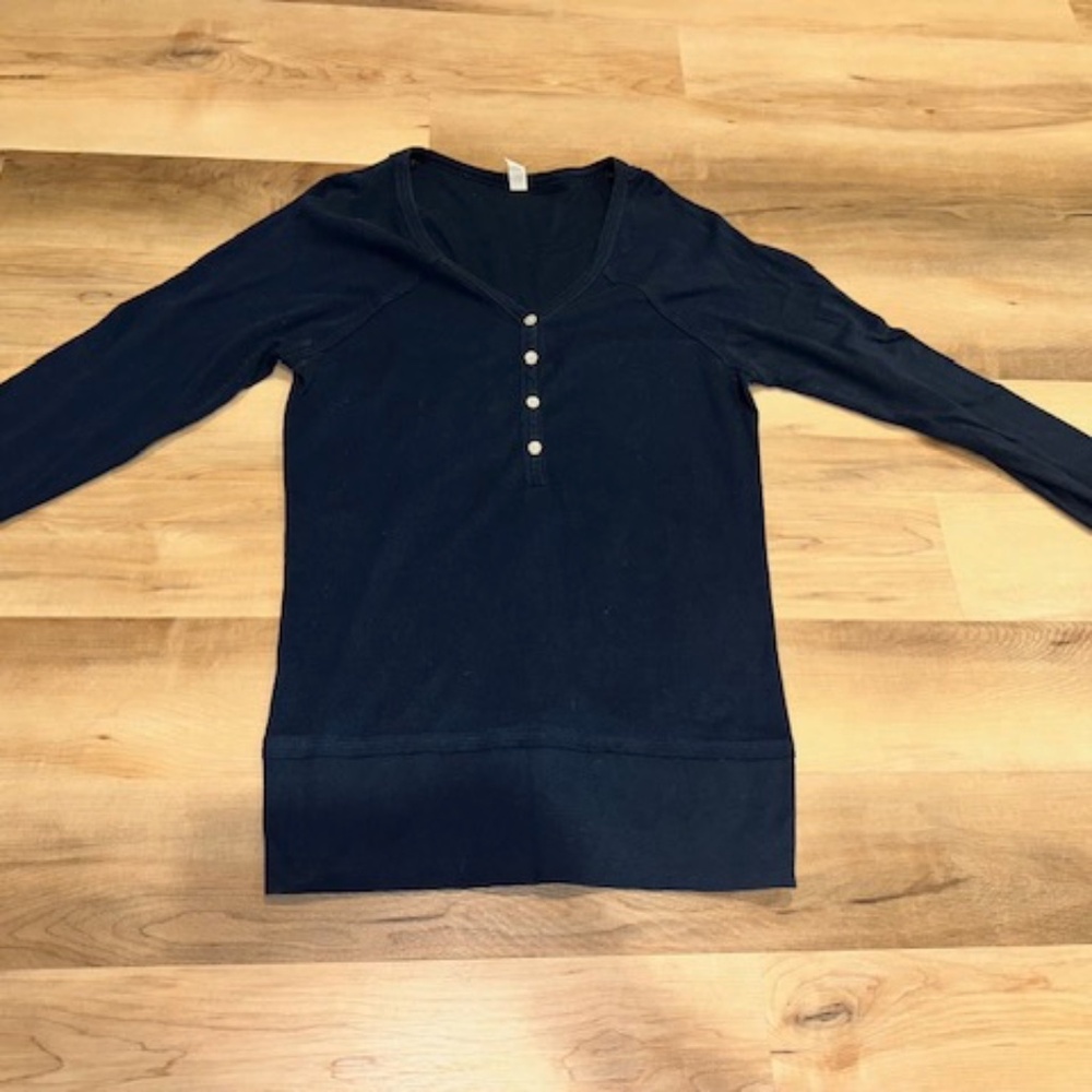 Vintage Y2K Women's top. Size XL. Old Navy. Long sleeved V neck. Navy blue shirt